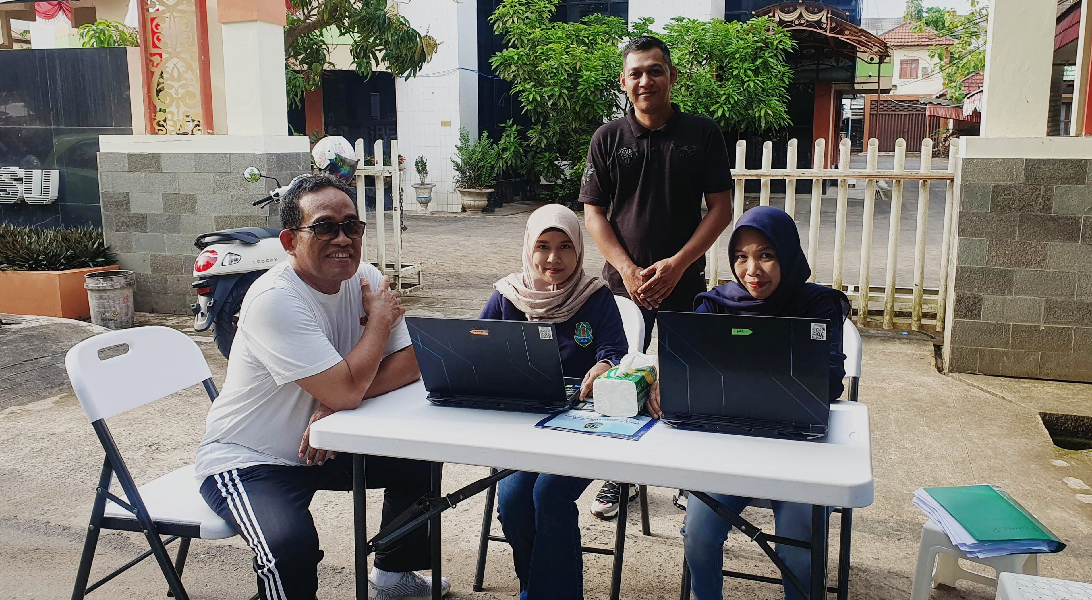 MOMEN:Bupati Kabupaten HSU, H Sahrujani mampir ke layanan jemput bola hari minggu Disdukcapil HSU di lokasi CFD, Lapangan Pahlawan Amuntai, Minggu (24/8/2025).