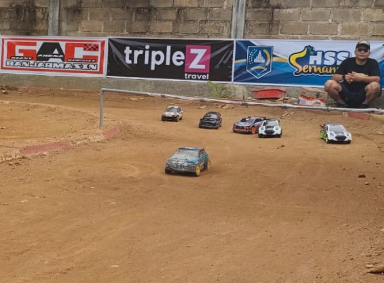 Balapan seru mobil remote control (RC) dalam event Merdeka Race 2025 di HSS.