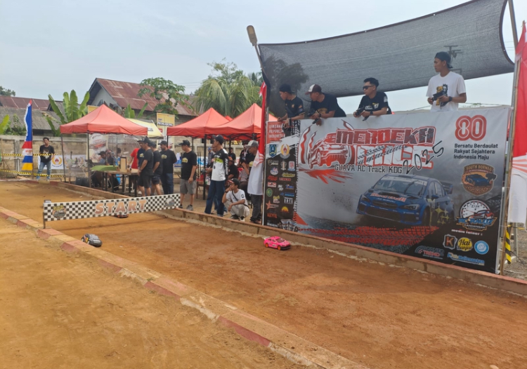 Komunitas pecinta mobil RC rally berkompetisi di Guava RC Track, Jambu Hilir, Kandangan.