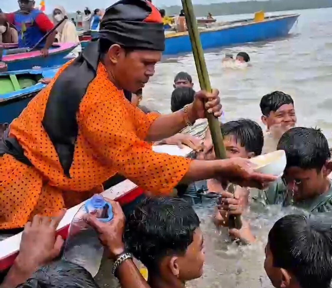RITUAL ADAT: Saat berlangsung ritual adat Selamatan Leut suku Bajau Samah Kotabaru. Foto: Disparpora Kotabaru.