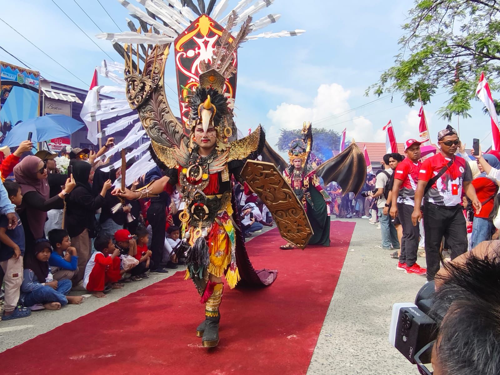 MEMUKAU: Peserta tampil memukau dalam Fashion Carnival 2025 di Desa Hidayah Makmur. (Foto: Zulqarnain/Radar Banjarmasin)