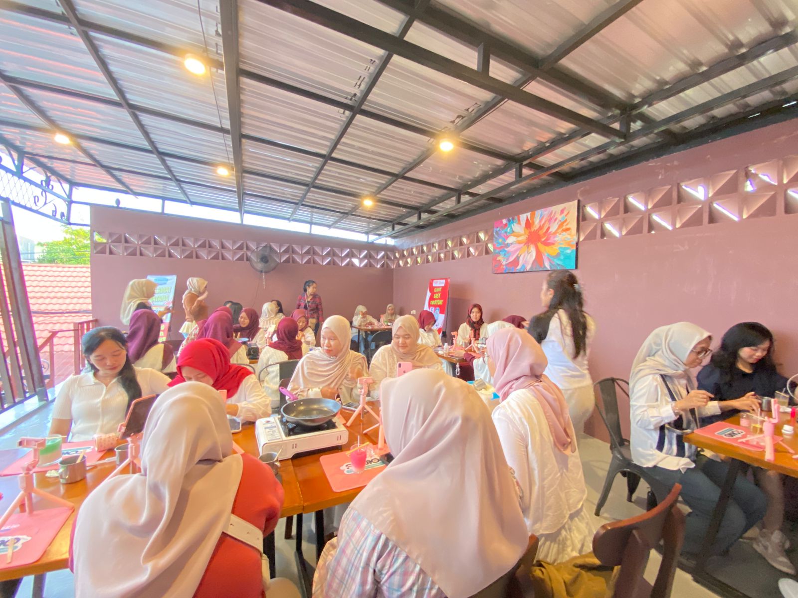 KREATIF: Komunitas Classy Yamaha diajak membuat lilin aroma terapi di Lantai 1 Coffee Banjarmasin.