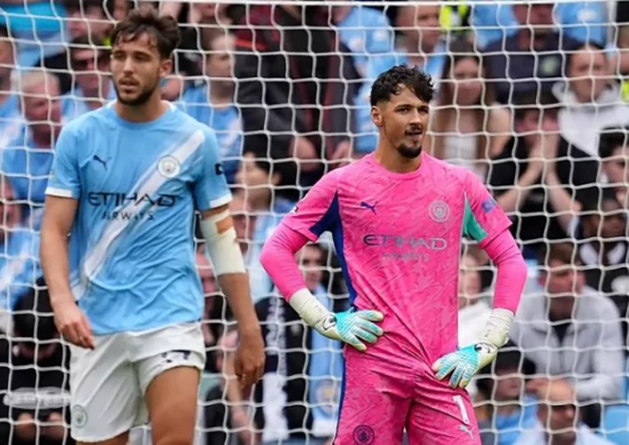 KECEWA: Kiper Manchester City, James Trafford selepas blunder kontra Spurs di Stadion Etihad, Sabtu (23/8) malam WIB.