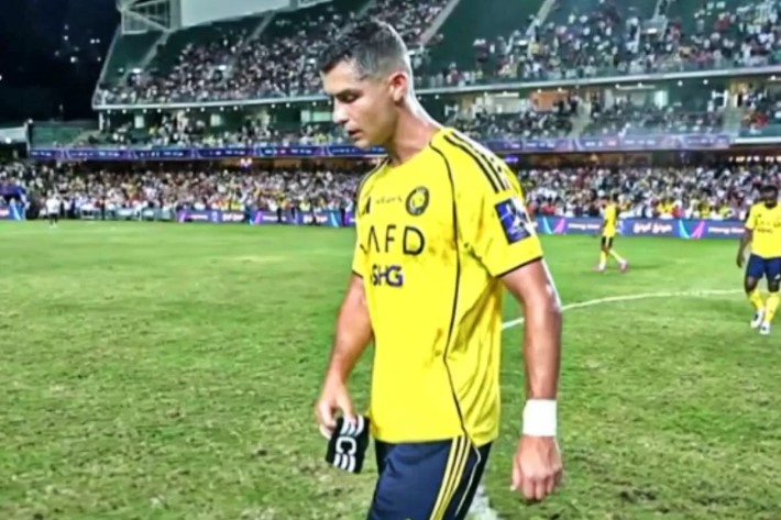 KECEWA: Ekspresi kecewa Cristiano Ronaldo usai Al-Nassr kalah dari Al-Ahli di final Saudi Super Cup 2025 di Hong Kong Stadium, Minggu (25/8).