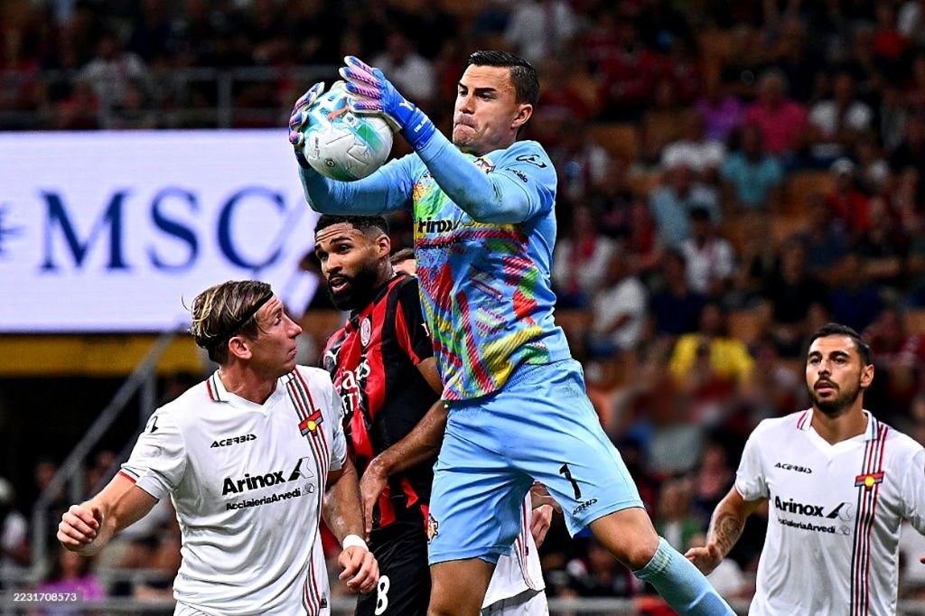GEMILANG: Emil Audero tampil gemilang dalam pertandingan Serie A antara AC Milan vs US Cremonese di Stadion Giuseppe Meazza, Minggu (24/8).