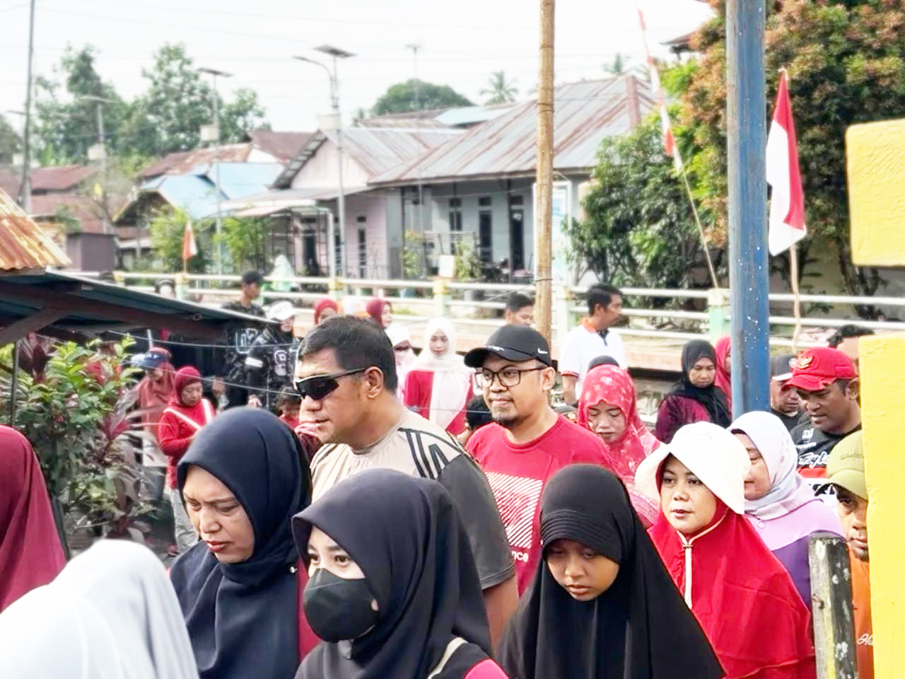 BERJALAN: Anggota Komisi II DPRD Banjarbaru bersama warga berjalan menuju bantaran Sungai Kemuning.