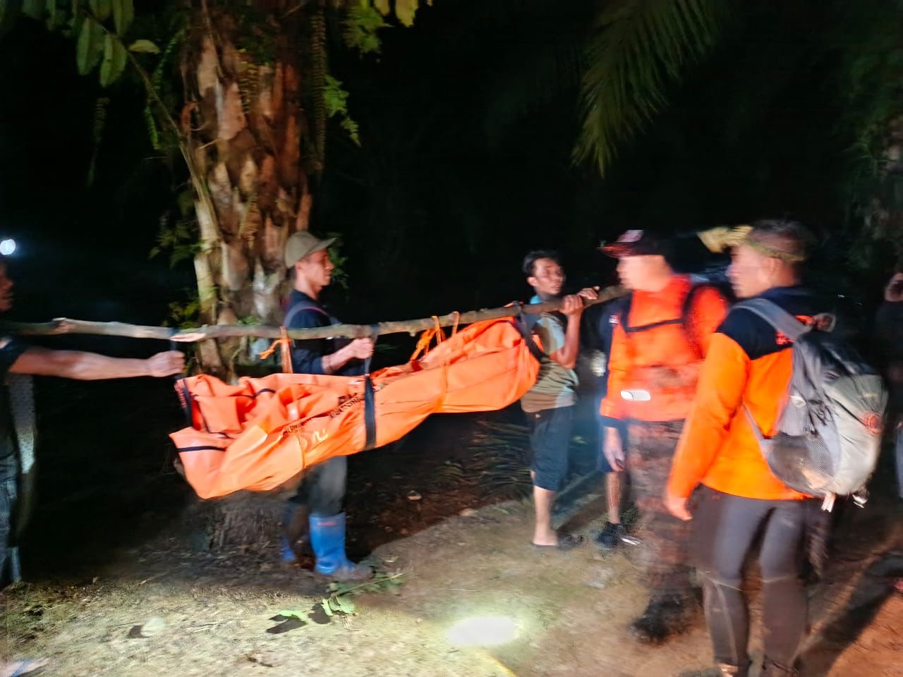 DITEMUKAN:Tim gabungan mengevakuasi jenazah M Reshan Badali (15) ke rumah duka usai ditemukan tenggelam di objek wisata Goa Liang Udut, Senin (25/8/2025).