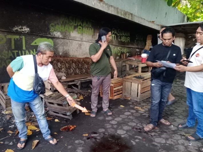 TKP: Anggota Polsek Banjarmasin Tengah saat olah tempat kejadian perkara (TKP) di kawasan Pasar Sentra Antasari.