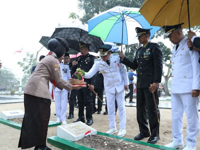 TABUR BUNGA:Bupati Tanah Bumbu Andi Rudi Latif menabur bunga di Taman Makam Pahlawan Mattone, Pagatan, saat peringatan HUT RI ke-80, Minggu (17/8/2025).