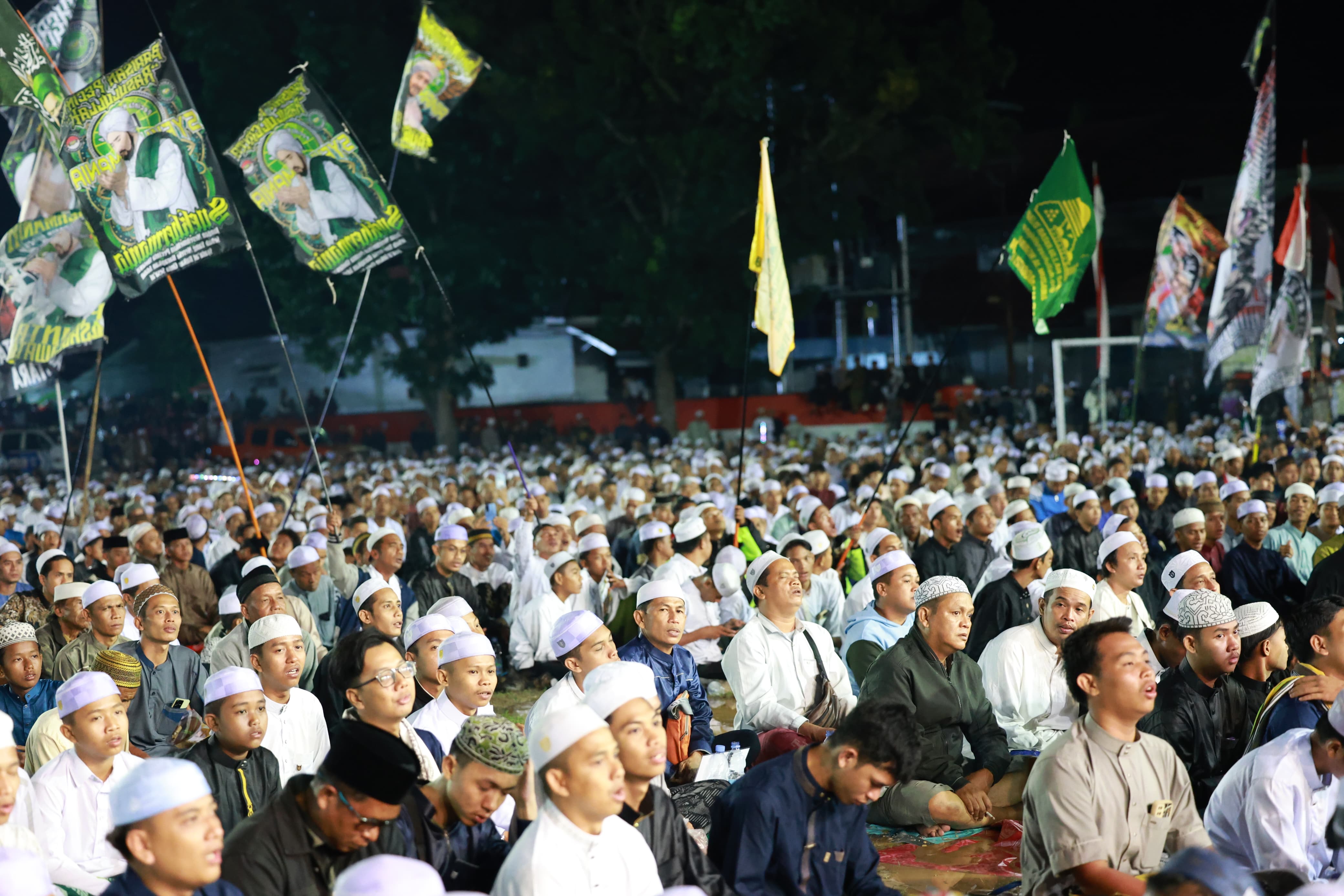 RAMAI: Jemaah baik laki-laki dan perempuan memenuhi Lapangan Pahlawan, bahkan meluber ke jalan sekitar lapangan saat Habib Syech memimpin HSU Bersalawat, Minggu (24/8/2025). (Foto: M.Akbar/Radar Banja