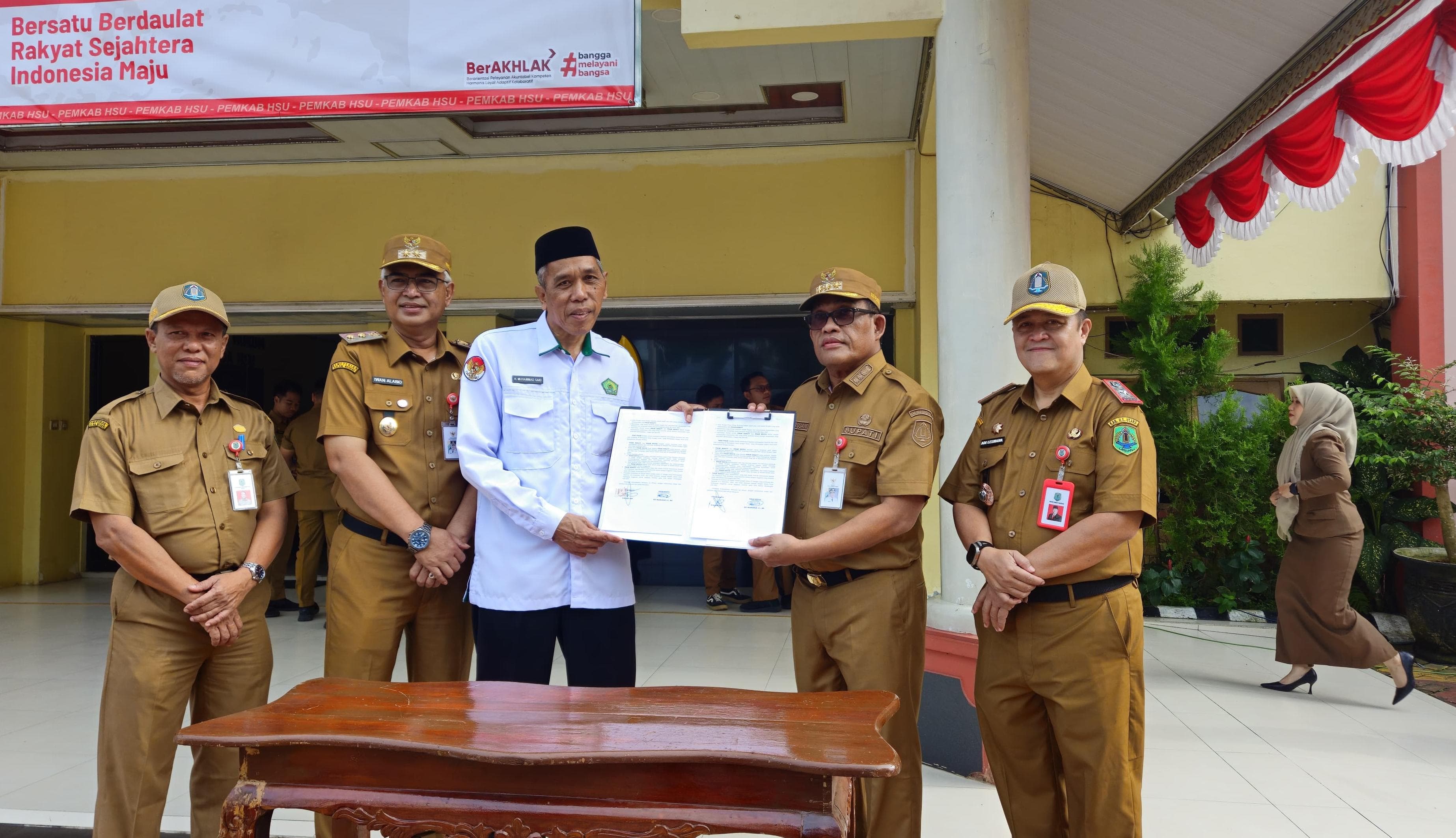 SINERGITAS: Ketua MUI HSU KH Said Masrawan Lc, dan Bupati HSU H.Sahrujani, usai meneken komitmen bersama dalam pencegahan narkoba di halaman Pemkab HSU, Senin (25/8/2025). (Foto: M.Akbar/Radar Banjarm