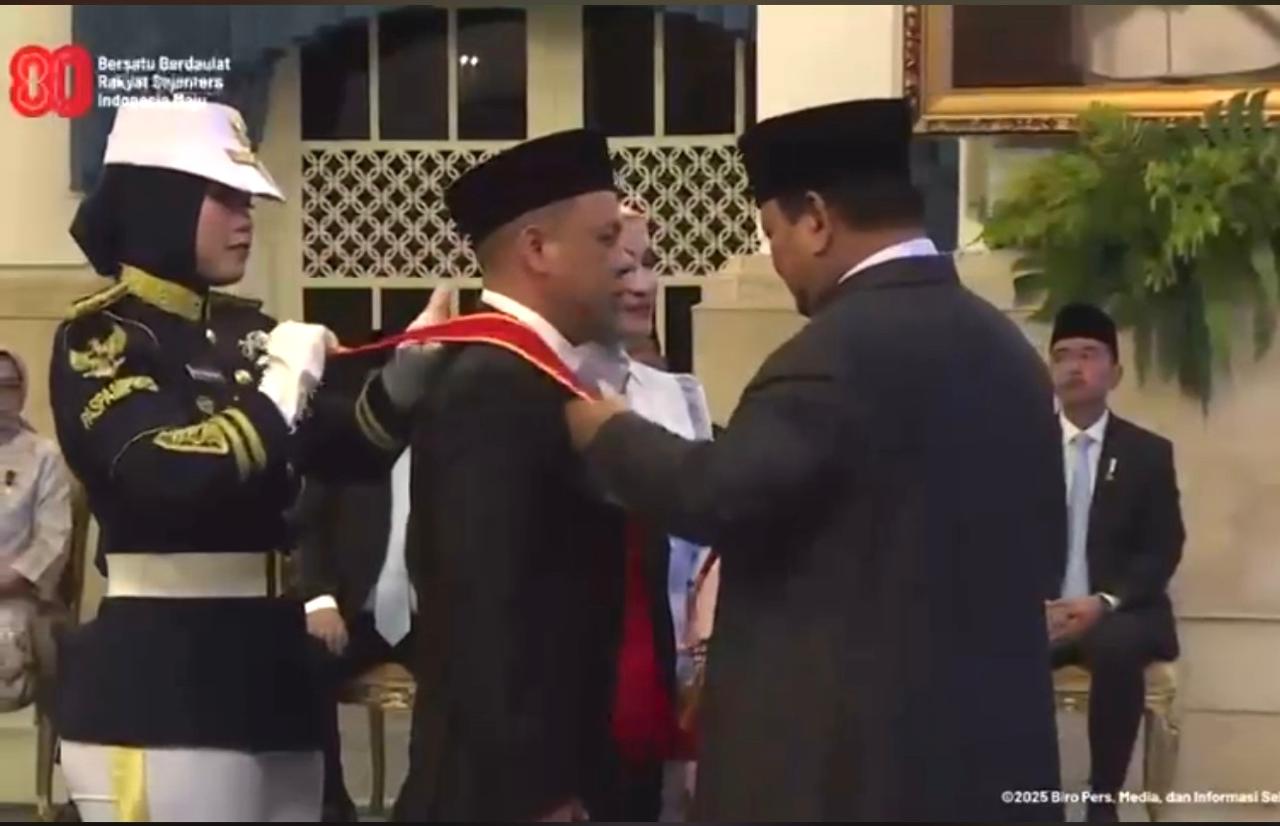 TANDA JASA: H Samsudin Andi Arsyad atau Haji Isam dianugerahi Bintang Mahaputera dari Presiden Prabowo. (tangkapan layar YouTube)