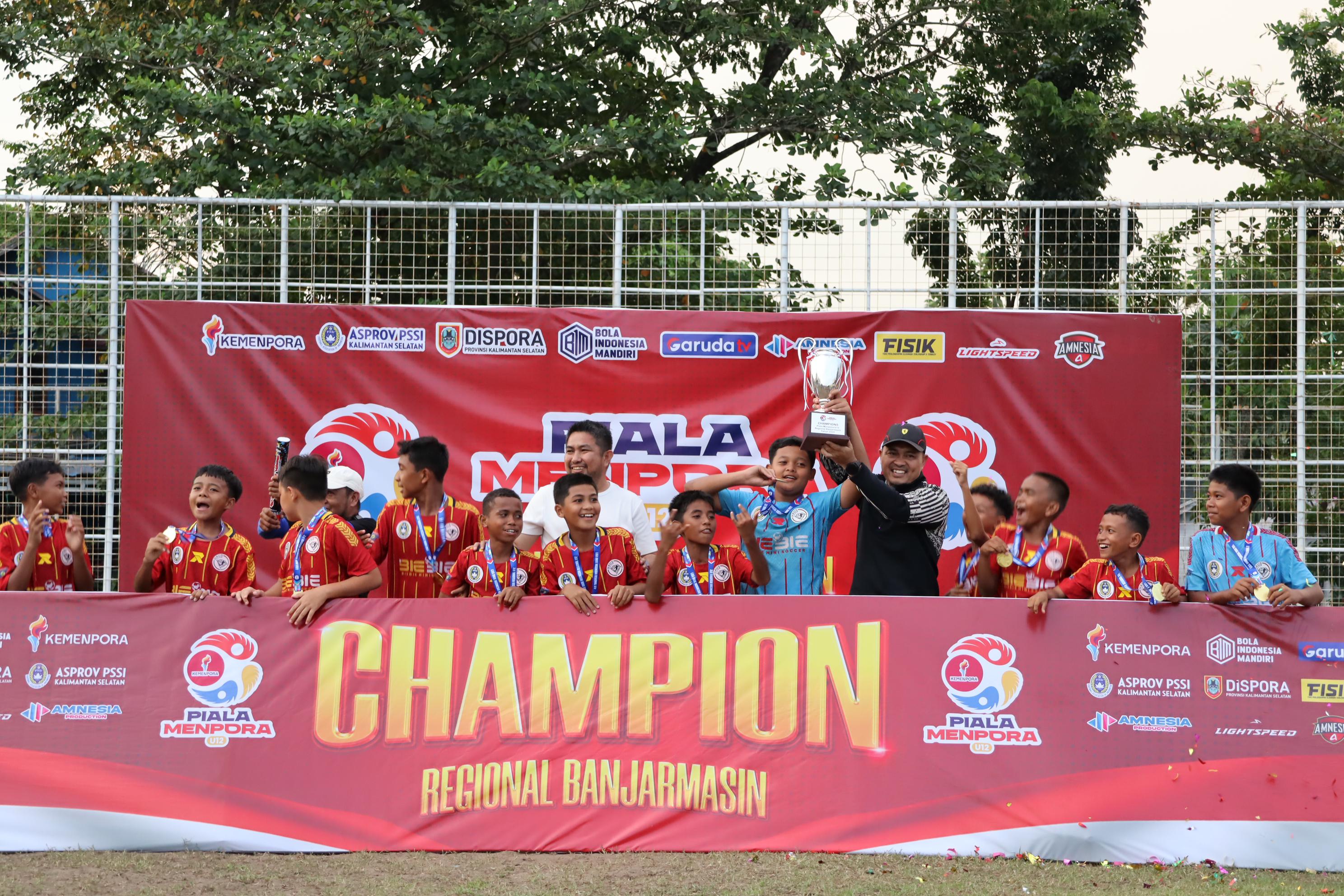 Skuad Haus Soccer Banjarmasin merayakan kemenangan setelah menjuarai Piala Menpora 2025 Regional U-12 di Lapangan Kayu Tangi, Minggu (24/8/2025). (M Idris Jian Sidik)