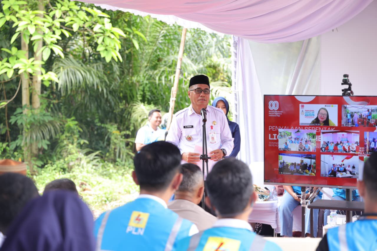 SAMBUTAN:Staf Ahli Pemkab Tanah Bumbu, H Yamani menyampaikan sambutan pada peresmian Program Light Up The Dream di Desa Kersik Putih, Rabu (20/8/2025).