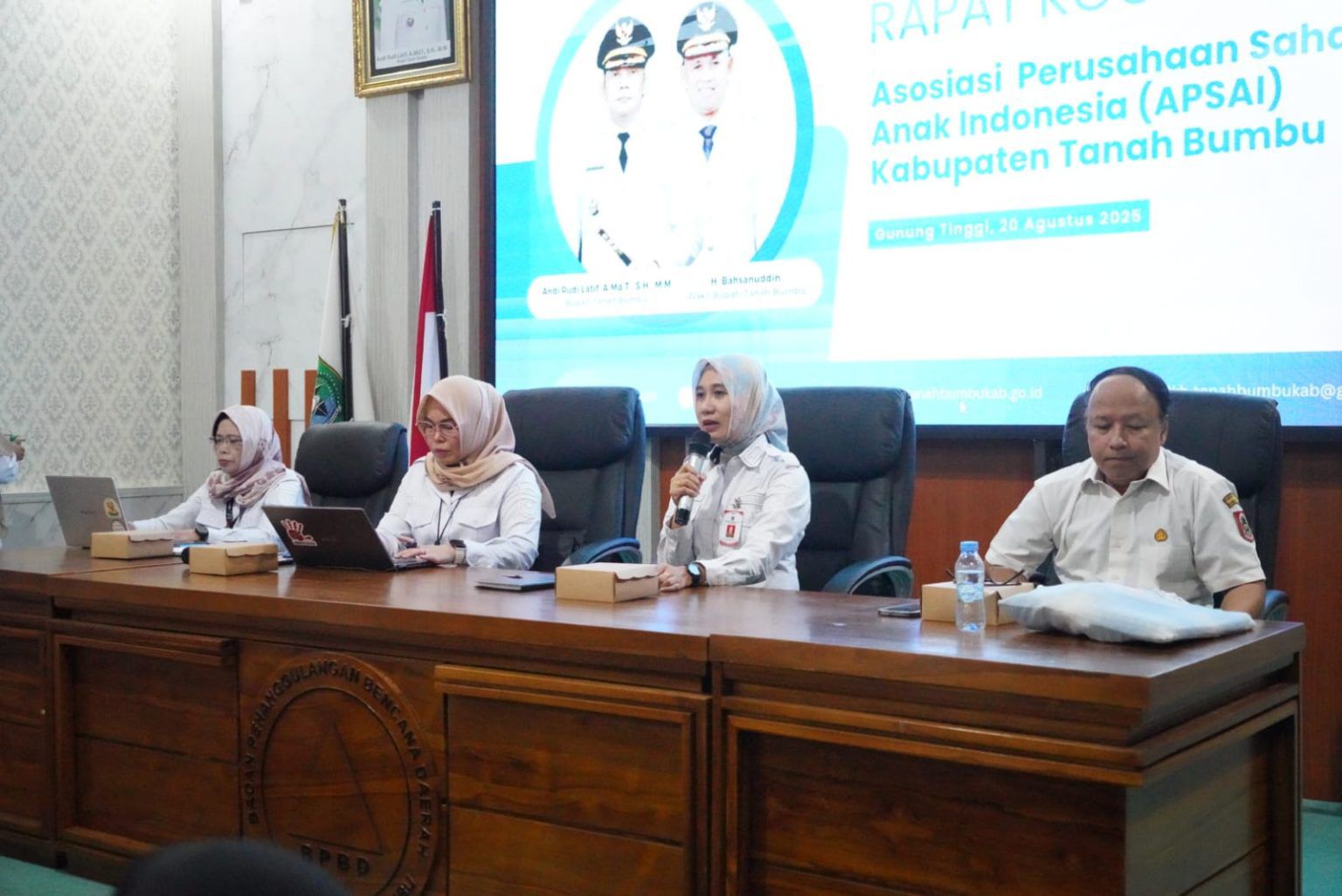 SAMBUTAN: Kepala DP3AP2KB Tanah Bumbu, Erly Yuli Susanti, menyampaikan sambutan pada Rakoor APSAI di Batulicin.