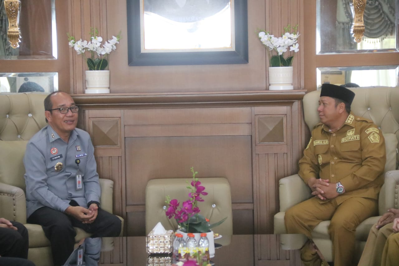 AUDIENSI:Kepala Kanwil Kemenkum Kalsel, Alex Cosmas Pinem berdiskusi dengan Bupati Kabupaten Barito Kuala (Batola), H Bahrul Ilmi di Marabahan, Senin (25/8/2025).