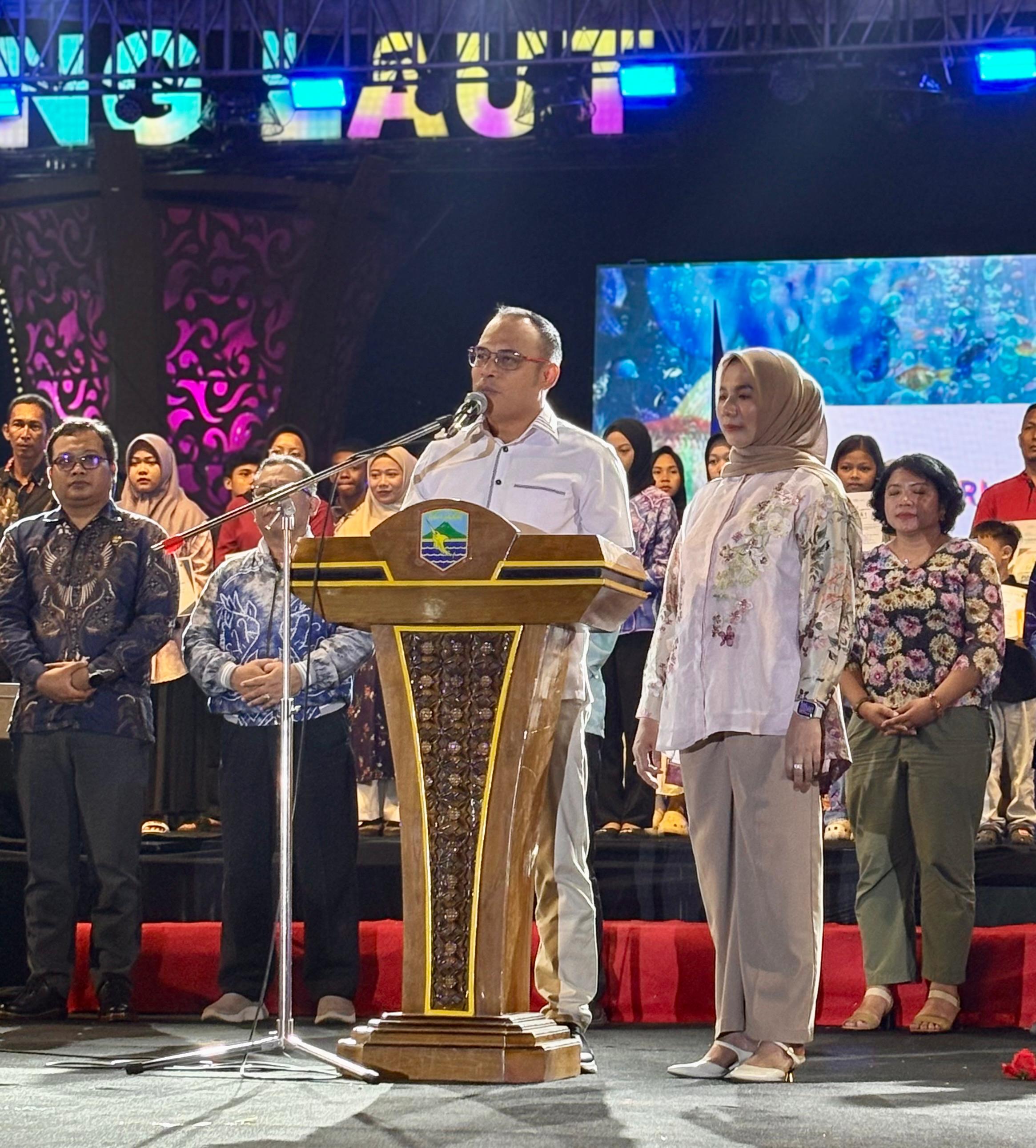 SEMARAK:Wakil Bupati Kabupaten Kotabaru, Syairi Mukhlis menutup Festival Budaya Saijaan (FBS) 2025 di Siring Laut Kotabaru, Minggu (24/8/2025) malam.
