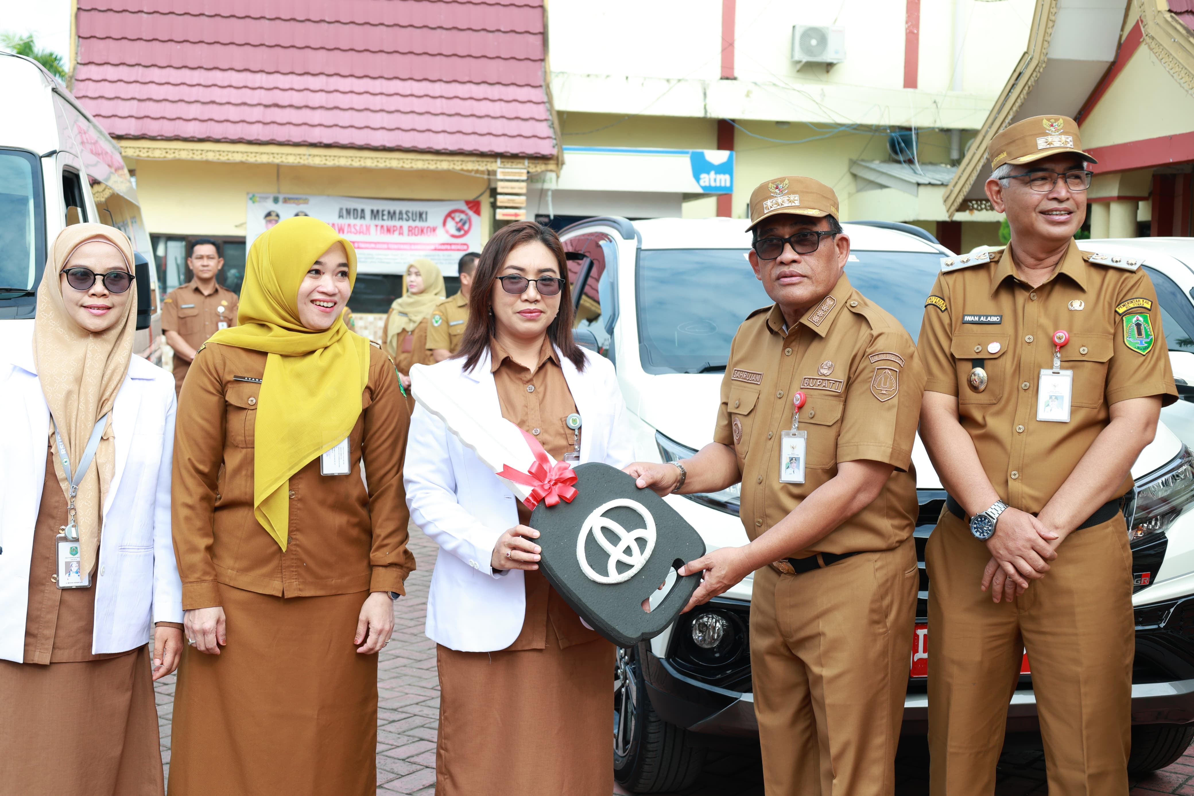 MOMEN:Bupati Kabupaten HSU, H Sahrujani menyerahkan bantuan mobil layanan kepada pihak RSUD Pambalah Batung Amuntai, di halaman Pemkab HSU, Senin (25/8/2025).