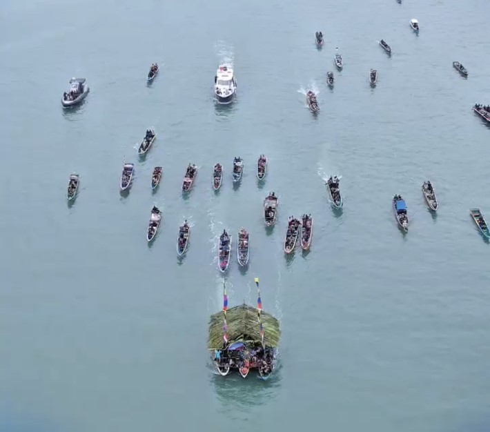 MINUM AIR LAUT: Air laut berubah tawar sejenak saat berlangsung ritual adat Selamatan Leut suku Bajau Samah Kotabaru.