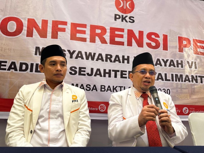 KETERANGAN PERS: Ketua DPW PKS Kalsel, Ardiansyah (kanan, red) usai dilantik sebagai Ketua DPW PKS Kalsel, Ahad (24/8).