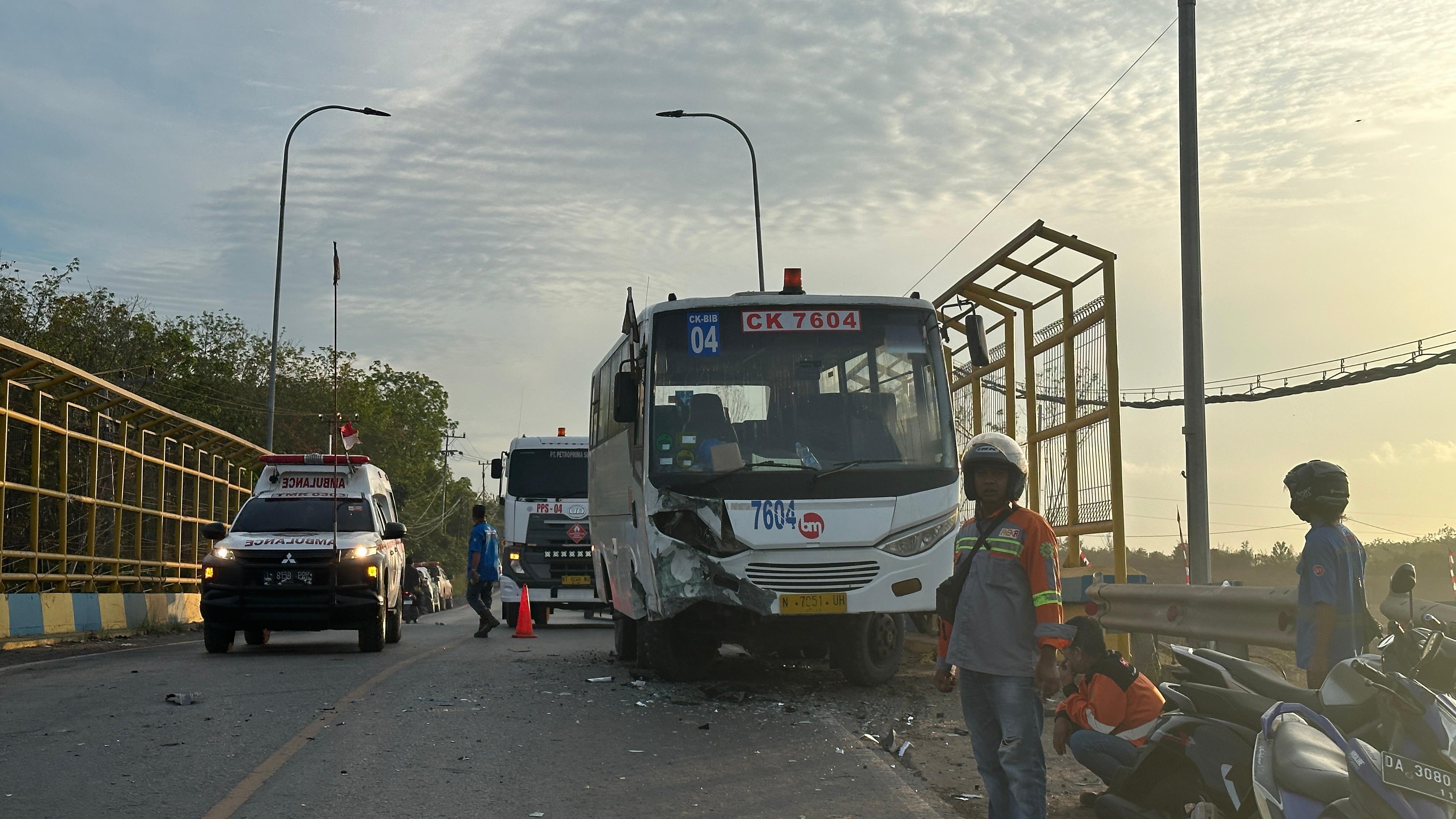 TAMPAK DEPAN: Bagian depan bus karyawan ringsek setelah bertabrakan dengan mobil Sigra di Tanah Bumbu. (Foto: PKJR Tanah Bumbu untuk Radar Banjarmasin)