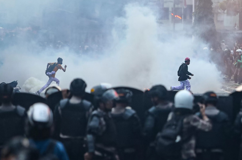 GAS AIR MATA: Demo 25 Agustus di kawasan gedung DPR rusuh, massa bentrok dengan petugas. Polisi menghalau massa dengan menyemprotkan air dan menembakkan gas air mata.
