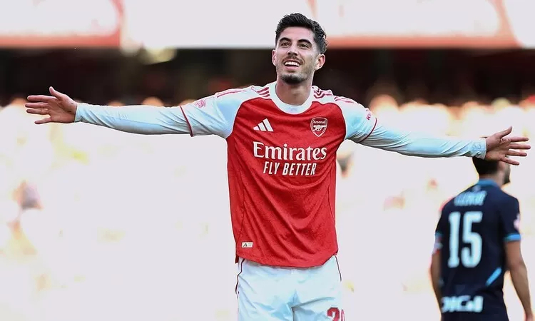 KECEWA: Gestur kecewa Bruno Fernandes usai gagal jalankan tugas sebagai eksekutor penalti untuk Manchester United, Minggu (24/8).
