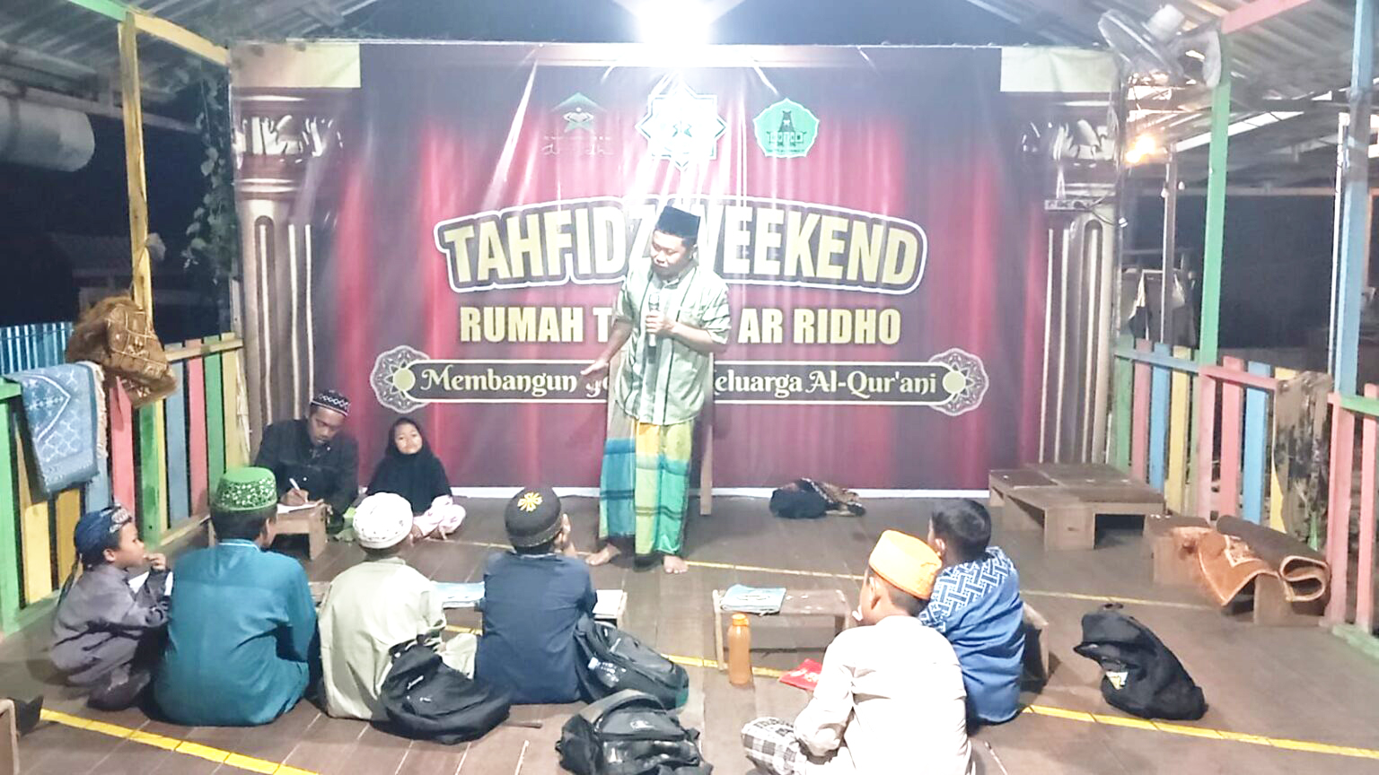MENGAJAR: Ali Ridho saat mengajar mengaji di TPQ Baity Al Hikmah.
