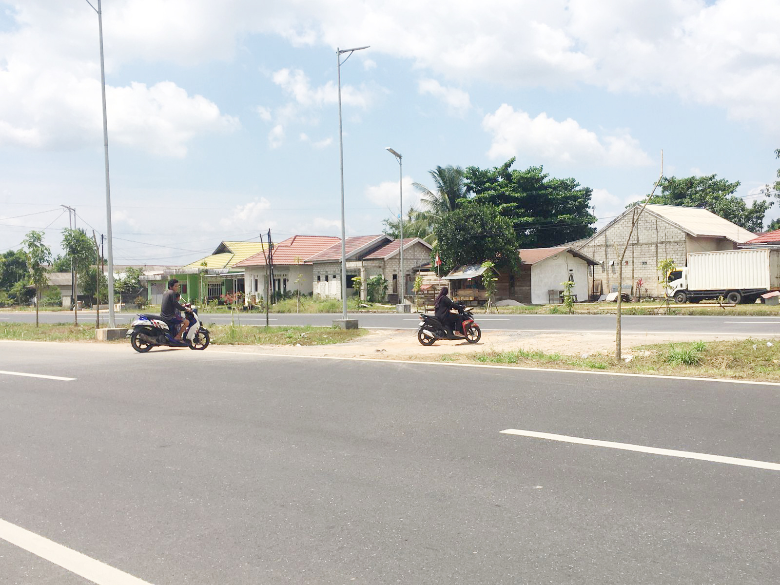 MEMBAHAYAKAN: U-turn ilegal di jalan baru menuju Bandara Syamsudin Noor yang kerap dikeluhkan pengendara karena berbahaya.