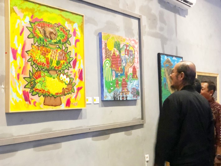 LUKISAN: Para pengunjung saat menikmati lukisan nasi Astakona karya Melati Yusuf di pameran bertema Warisan Budaya Tak Benda (WBTB) di Kala Fafe, Senin (25/8).
