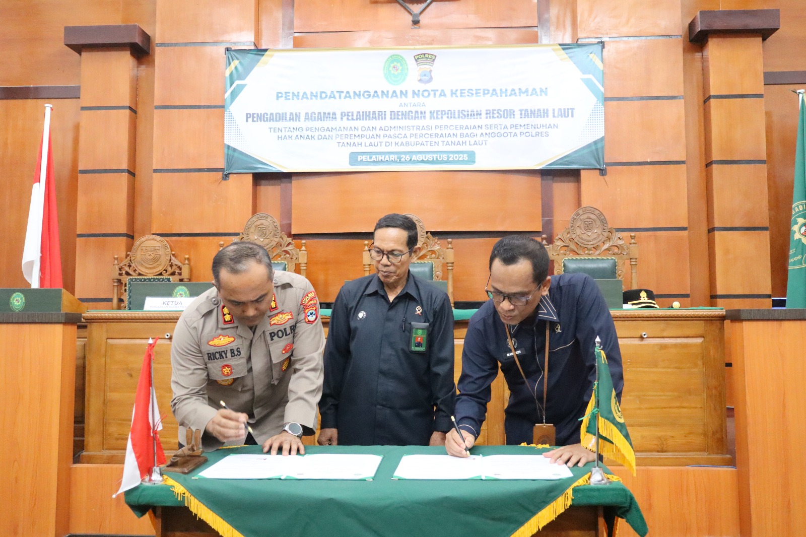 SEPAKAT : Kapolres Tala AKBP Ricky Boy Siallagan dan Ketua PA Pelaihari H Mawardi melakukan MoU penanganan perceraian anggota Polri. (Foto : Humas Polres Tala untuk Radar Banjarmasin)