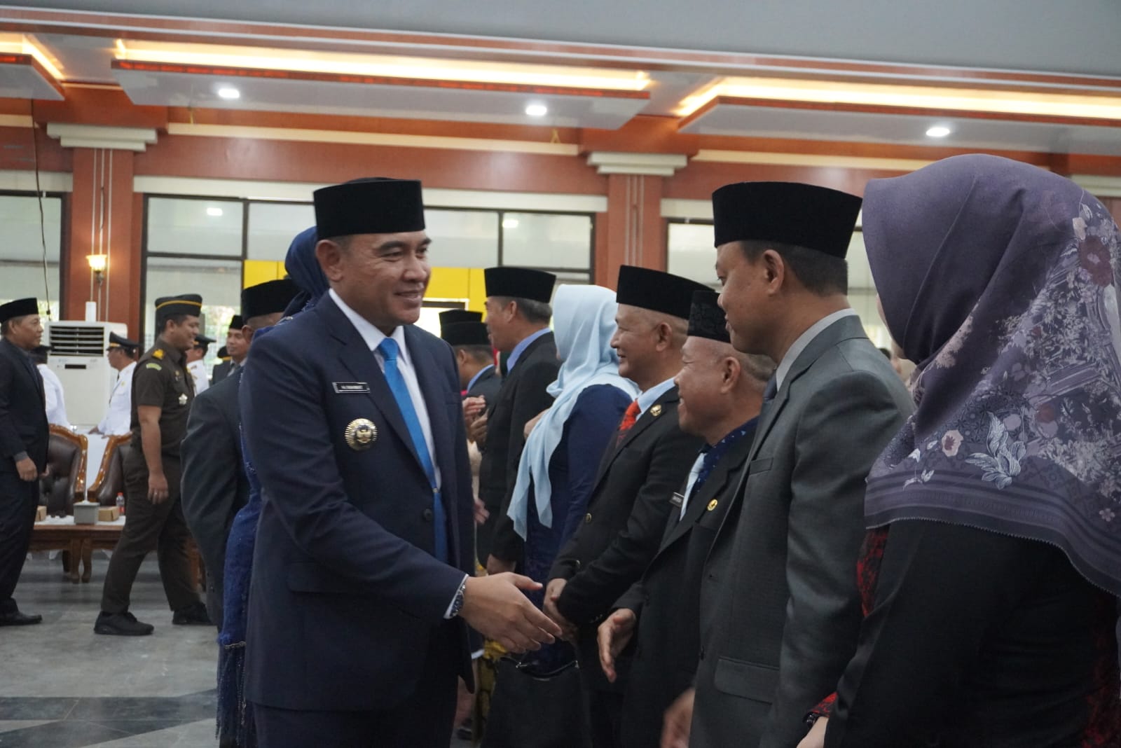 MASIH LOWONG : Bupati Tala H Rahmat Trianto didampingi Ketua TP-PKK Hj Dian Cahyani memberikan selamat kepada para pejabat yang baru dilantik. (Foto : Diskominfostasan untuk Radar Banjarmasin)