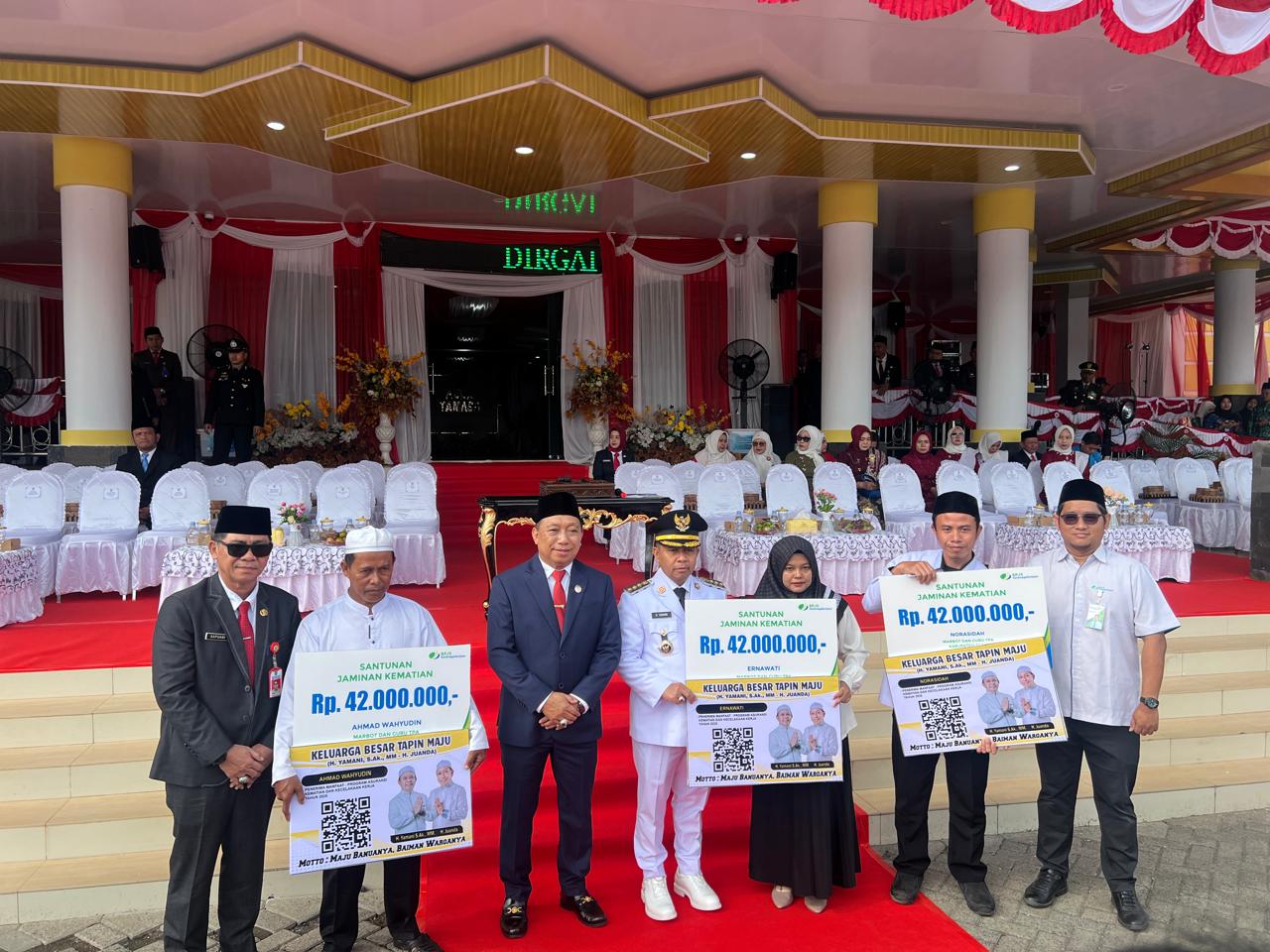 SANTUNAN: Bupati Kabupaten Tapin, H Yamani menyerahkan secara simbolis manfaat Santunan Jaminan Kematian BPJS Ketenagakerjaan.