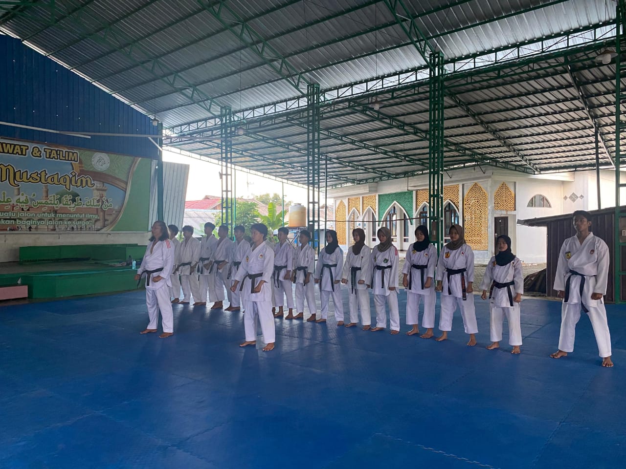 LATIHAN: Para karateka mahasiswa Kalsel menjalani latihan mandiri sebelum pemusatan latihan menuju Pomnas XIX 2025.