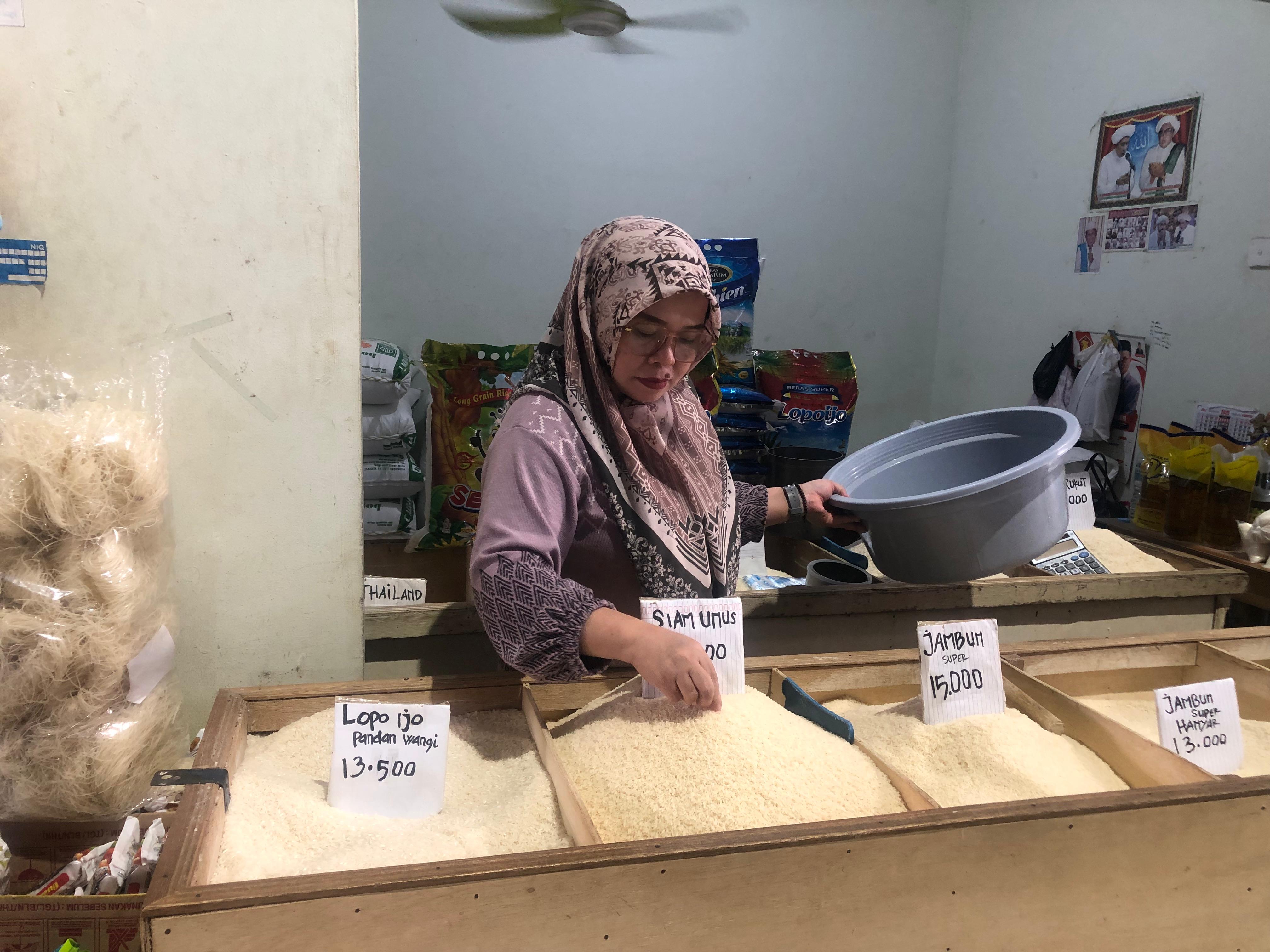 suasana: penjualan beras di pasar Bauntung Banjarbaru (SHEILLA /RADAR BANJARMASIN)
