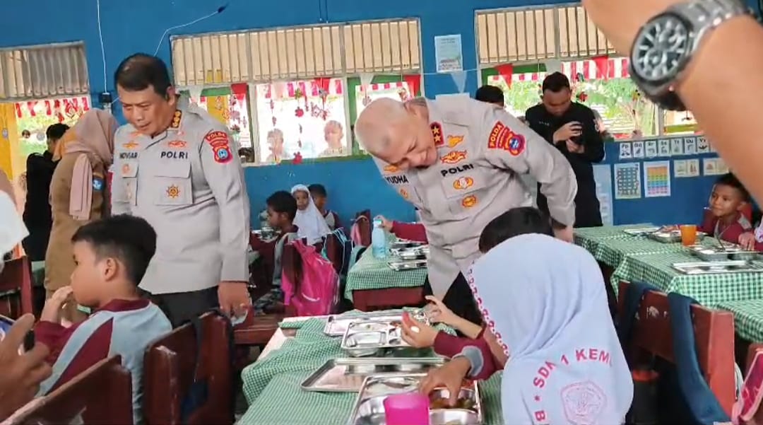 MENYAPA: Kapolda Kalsel Irjen Pol Rosyanto Yudha Hermawan menyapa siswa SDN 1 Kemuning, Banjarbaru, saat peluncuran program Makanan Bergizi Gratis (MBG), Selasa (26/8)