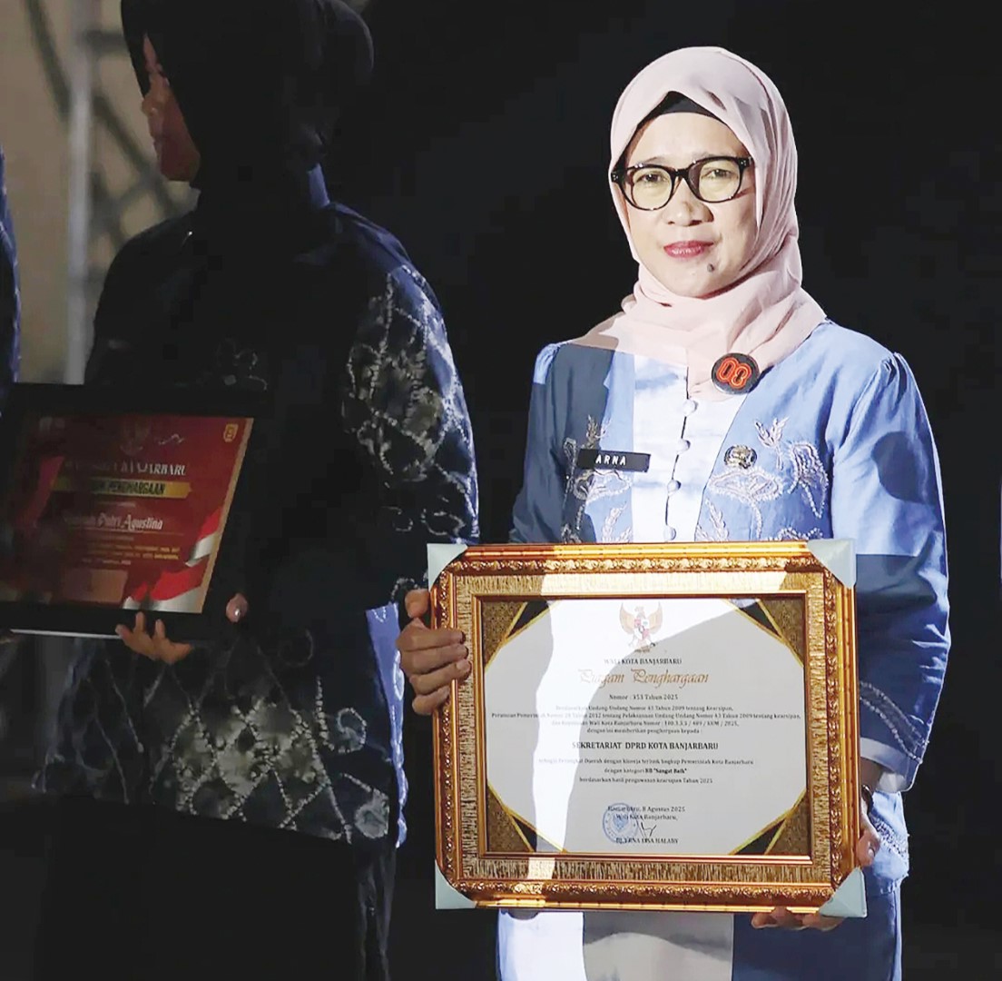 ///TERBAIK: Sekwan Banjarbaru Hj Arnawaty Sufiatin menerima piagam Penghargaan.