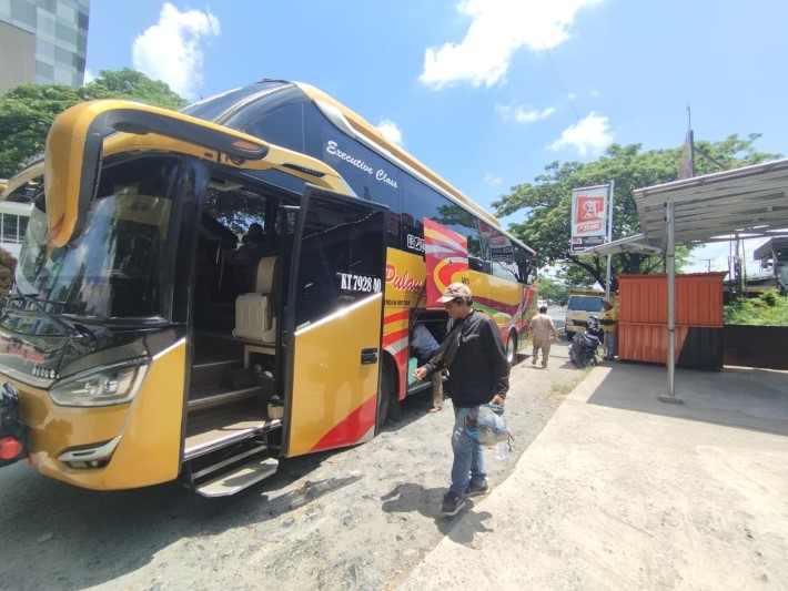 TANPA MUSIK: Seorang kru bersiap memeriksa kelengkapan bus PO Pulau Indah Jaya tujuan Samarinda yang memilih mematikan musik dan memutar ceramah untuk menemani perjalanan panjang.