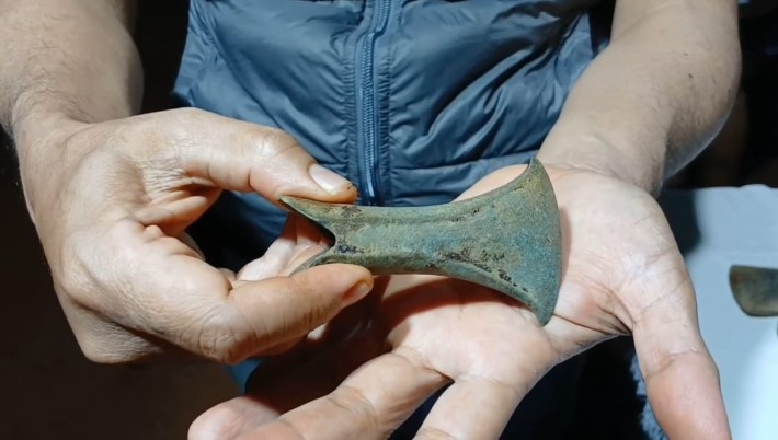 TEMUAN: Kapak corong diduga peninggalan zaman perunggu yang ditemukan warga Desa Paau, Kecamatan Aranio, Kabupaten Banjar.