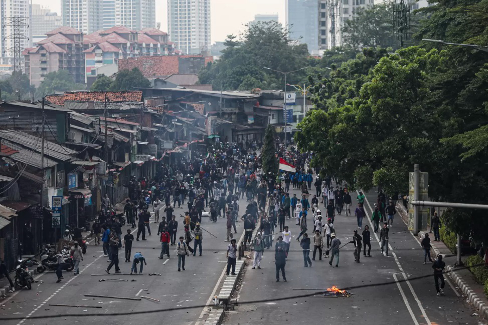 DEMO: Sejumlah masa aksi demo 25 Agustus terlibat bentrokan dengan petugas kepolisian di kawasan Pejompongan, Jakarta, Senin (25/8).