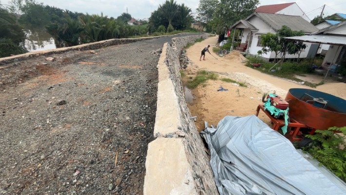 TERBENGKALAI: Sejak bulan Ramadan kemarin, proyek Jembatan Cusa di Banjarmasin Utara tidak lagi dikerjakan.