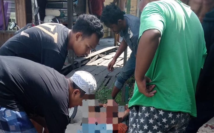EVAKUASI: Korban saat dievakuasi warga setelah tersungkur akibat luka yang dideritanya.