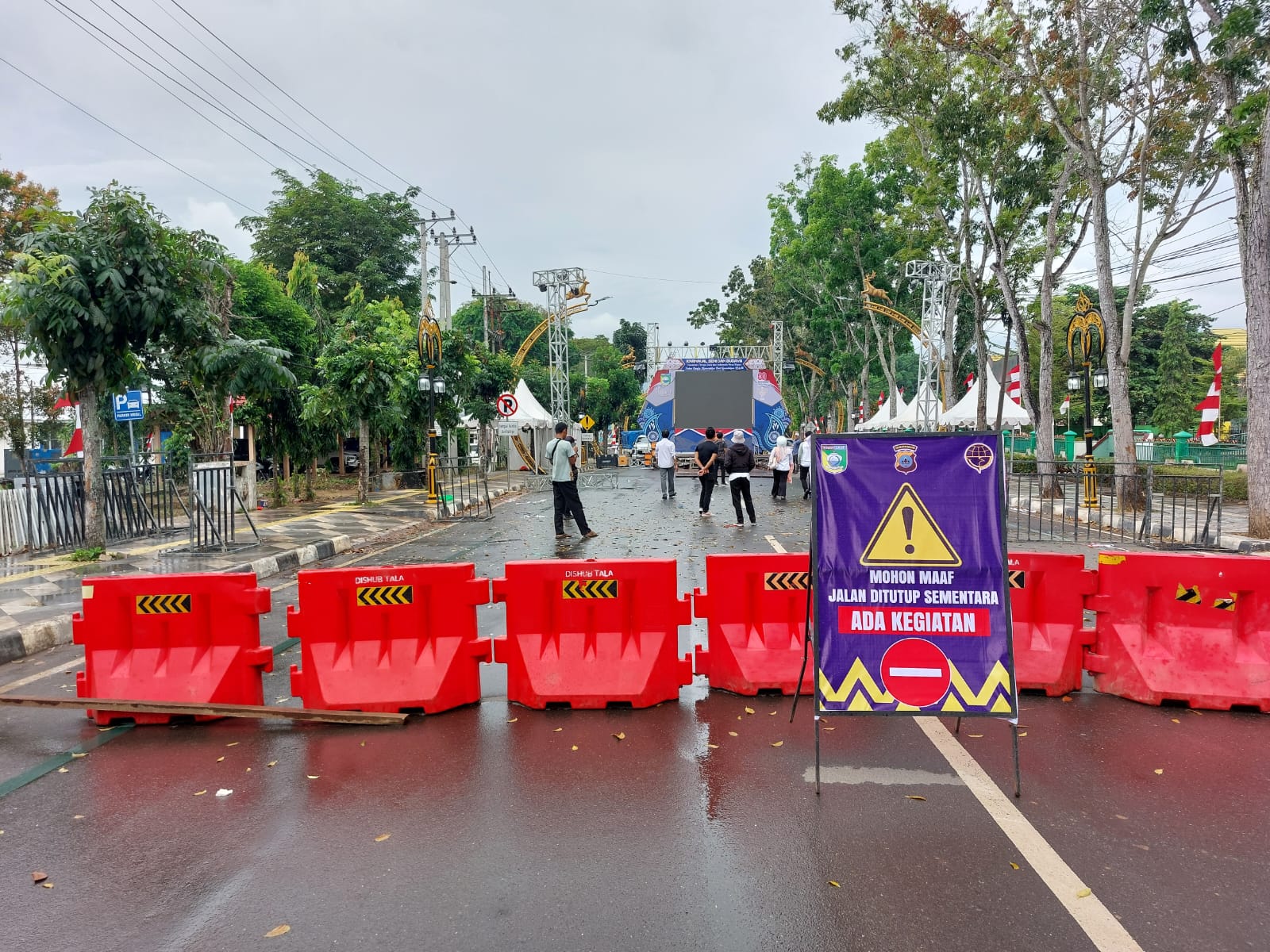 MULAI DITUTUP: Road barrier yang dipasang petugas Dishub Tala di depan MPP Tala.