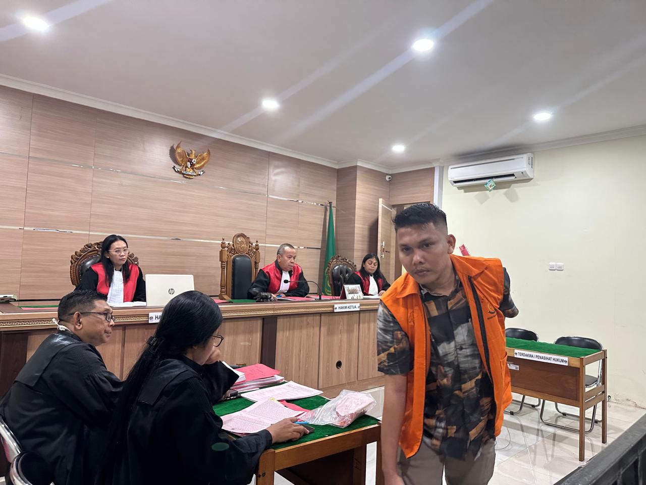 BOS KURIR SABU: Terdakwa perkara sabu-sabu, Aziz Mizwar alias Nazrieky alias Wen, saat keluar dari ruangan sidang PN Banjarmasin, Rabu, (27/8). (Foto: Muhammad Oscar Fraby/Radar Banjarmasin)