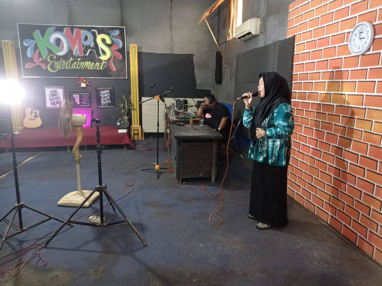 LATIHAN: Warga saat latihan menyanyi di studio Kompas Budaya HSS.