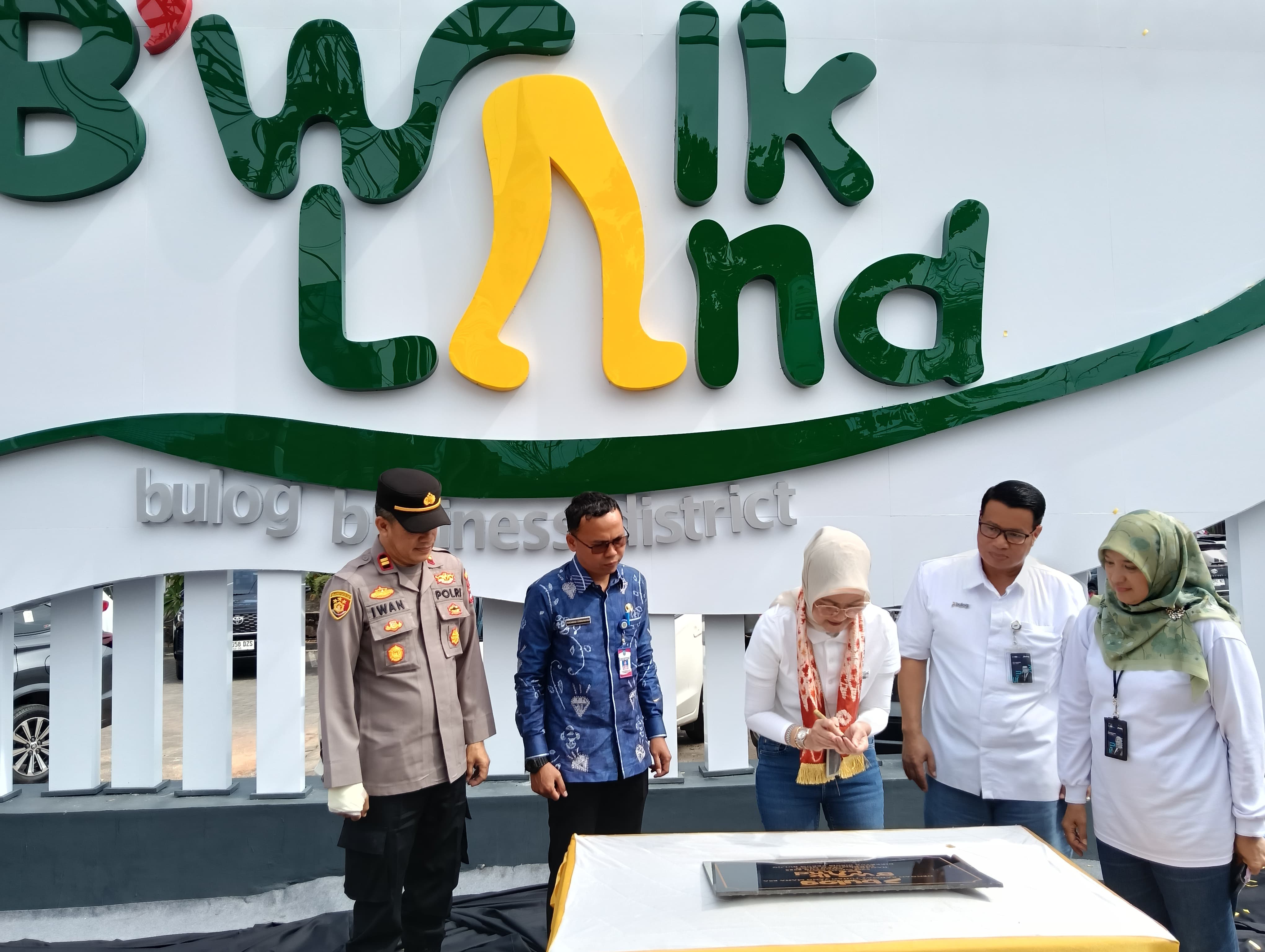 KAWASAN BISNIS: Direktur Bisnis Perum BULOG meresmikan B