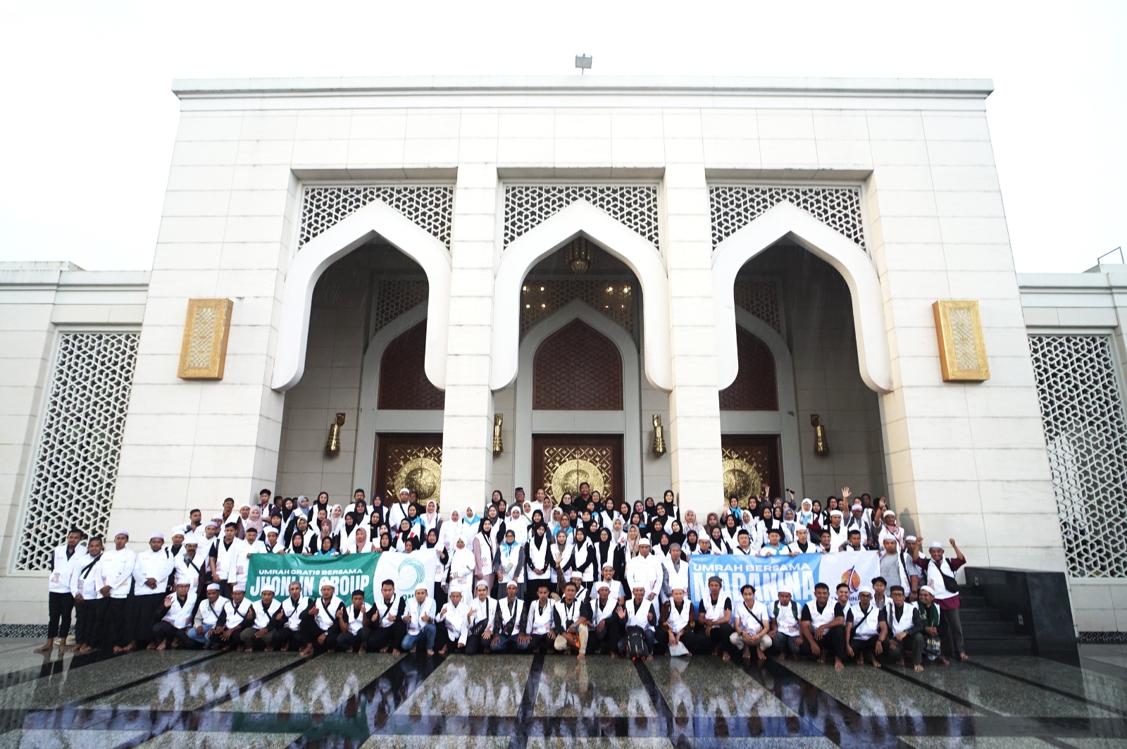 KE TANAH SUCI:Pemenang doorprize jalan sehat Batfest 2024 akan diberangkatkan melaksanakan ibadah umrah oleh Jhonlin Group.