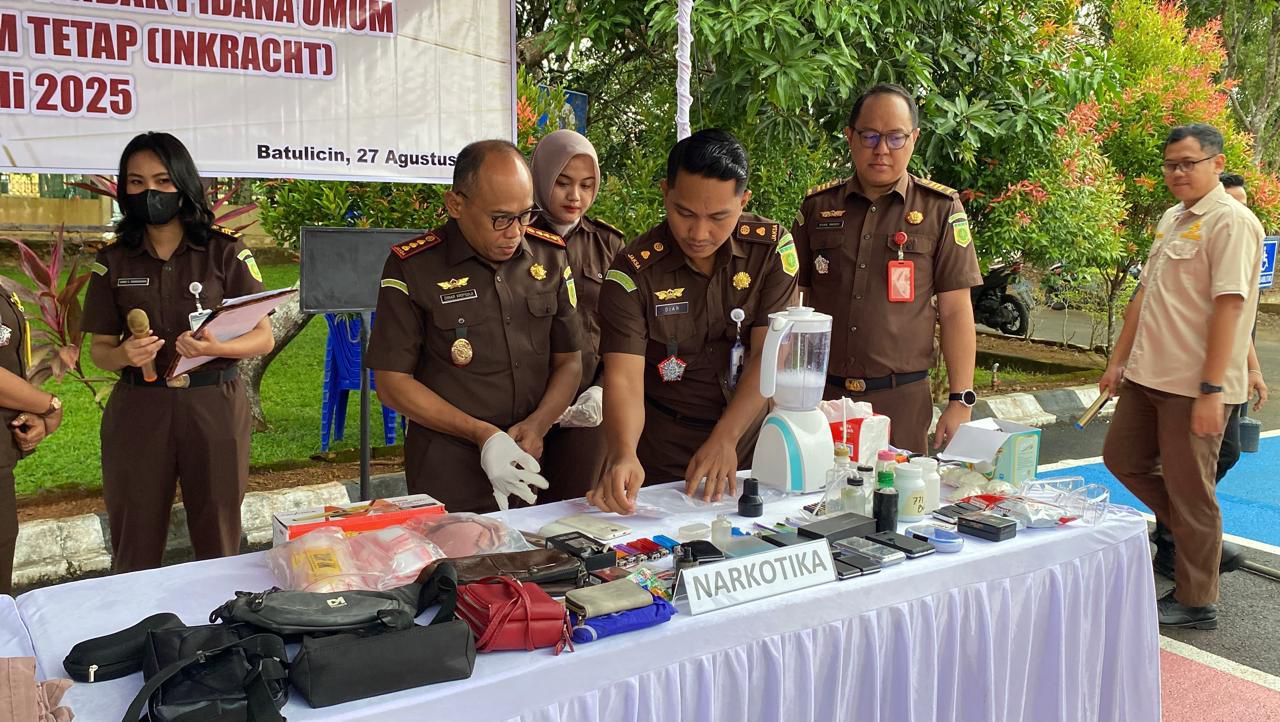 PEMUSNAHAN: Kejari Tanah Bumbu memusnahkan barang bukti 39 perkara periode April&ndash;Juli 2025 di halaman kantor Kejari. (Foto: Zulqarnain/Radar Banjarmasin)