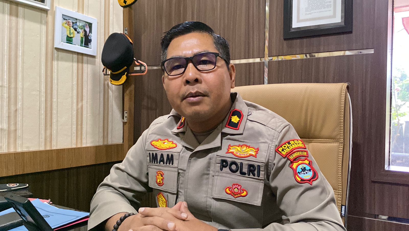 BABAK BARU: Kapolsek Liang Anggang Kompol Imam saat memberikan keterangan soal penetapan 14 tersangka kasus tenggelamnya siswa SD di Breeze Waterpark Banjarbaru.