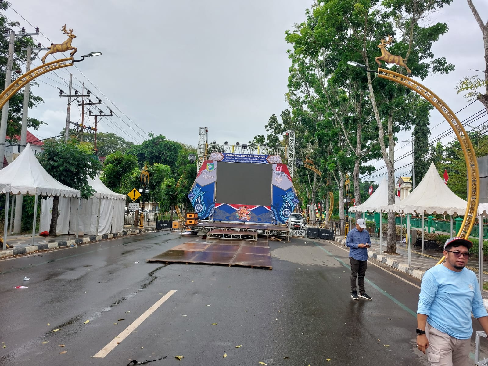 SUDAH DISIAPKAN: Inilah penampakan panggung utama Carnaval Seni Budaya 2025 di Jalan Hadji Boejasin Pelaihari. Peserta akan catwalk Rabu (27/8/2025) malam.